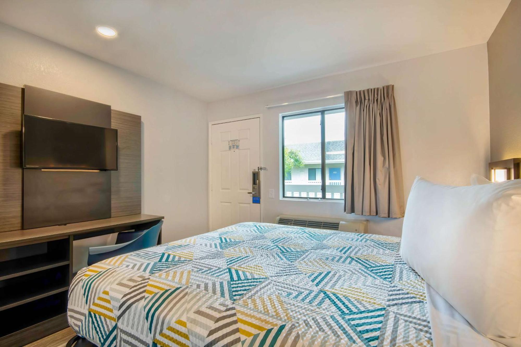 Motel 6-Marina, Ca - Monterey Bagian luar foto