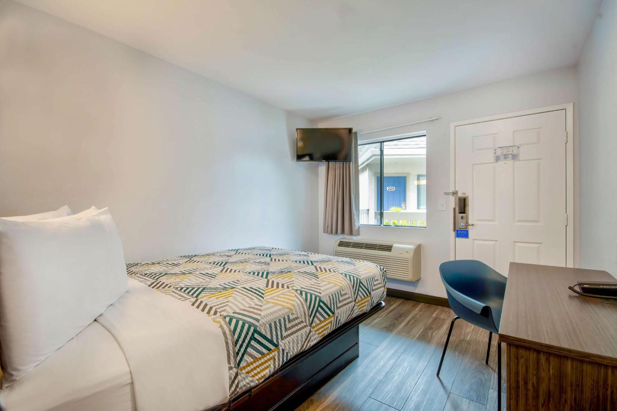 Motel 6-Marina, Ca - Monterey Bagian luar foto